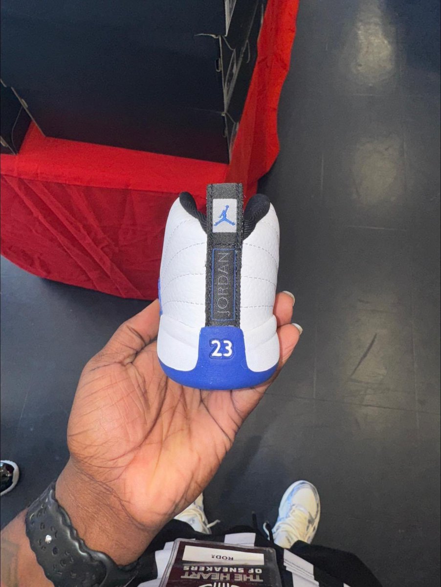 B_only1me's tweet image. Blueberry 12s released Dec 18th 🥶