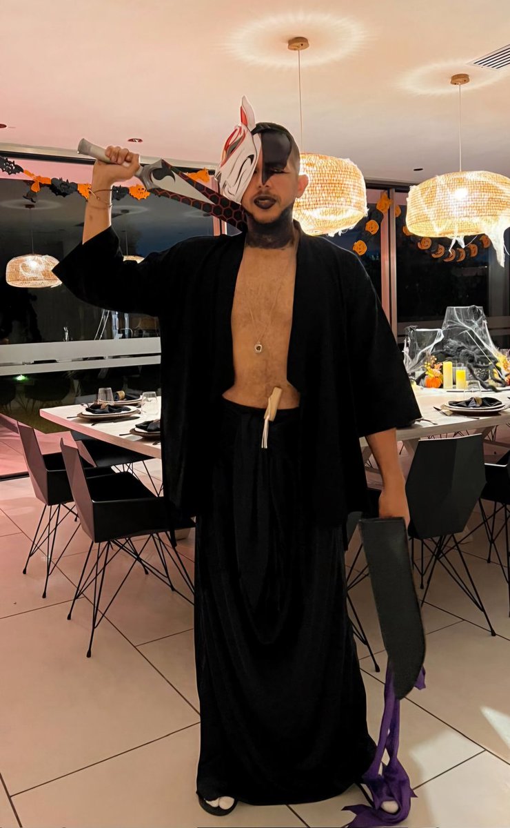 AndrWNunez's tweet photo. Halloween Party #CostumeParty https://t.co/4dCu9cdLGb