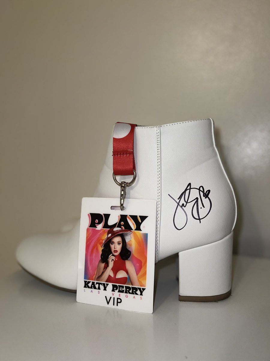 ryliej0503's tweet photo. happy birthday @katyperry, 143 forever 🩷🤍 https://t.co/i5KxQBCrm7