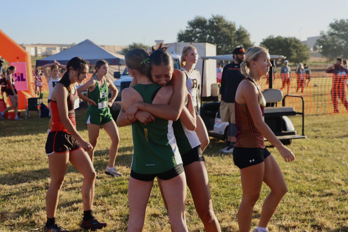 Mikeala2027's tweet photo. Had a great year and ended at regionals running a 13:34 to close the season!!
Me and my team all pr’ed and we couldn’t be more proud of how far we’ve come. Good luck to my teammate @Mallory_f11 Who got 8th at regionals and is going run at state next saturday!!! https://t.co/rAXGMnsPwF