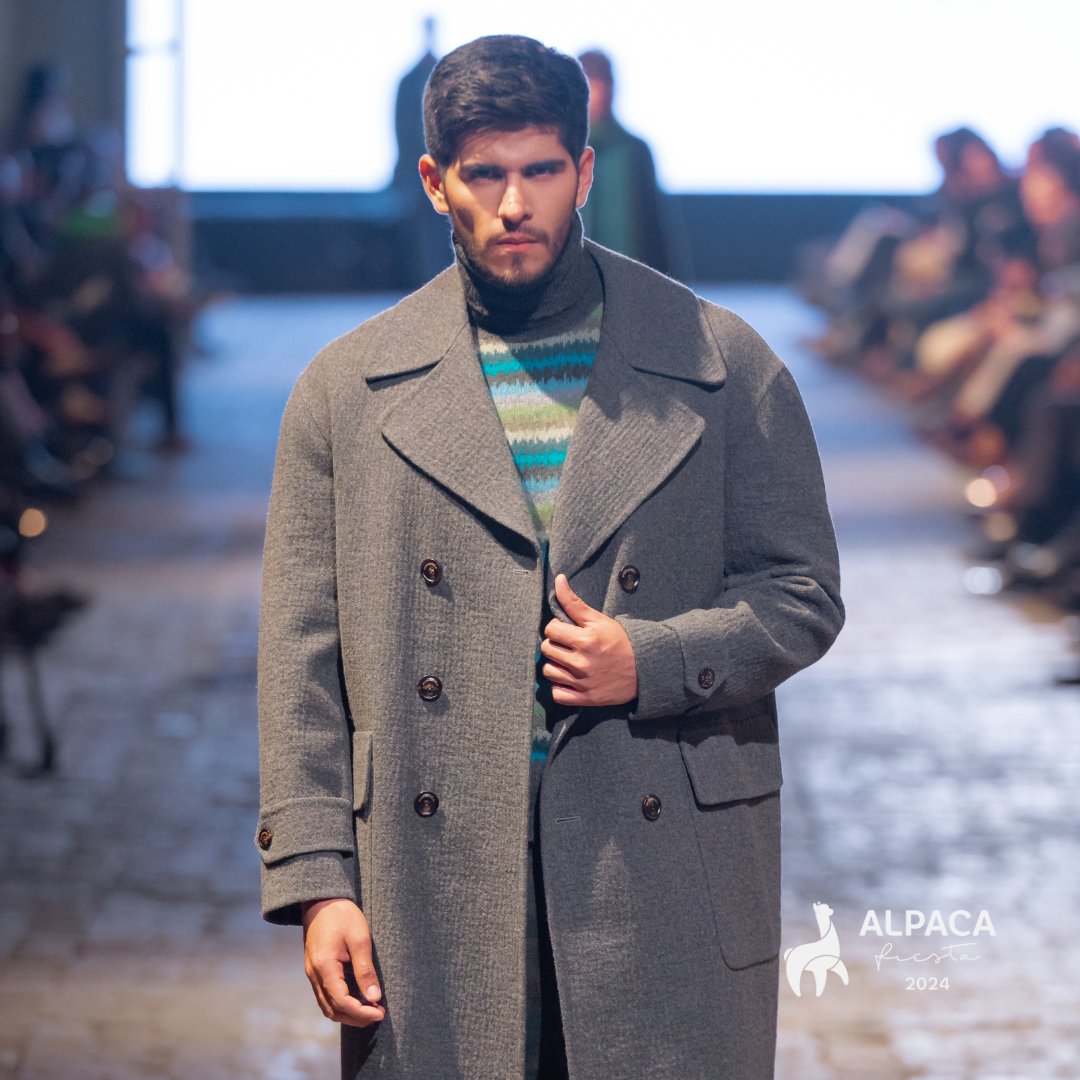The fashion show at the Plaza de Armas was the perfect finale for the fourth day of Alpaca Fiesta 2024. The runway shone with elegant creations in alpaca fiber, showcasing a blend of tradition and modernity that captivated all attendees. 
#AlpacaFiesta2024 #AlpacaContest