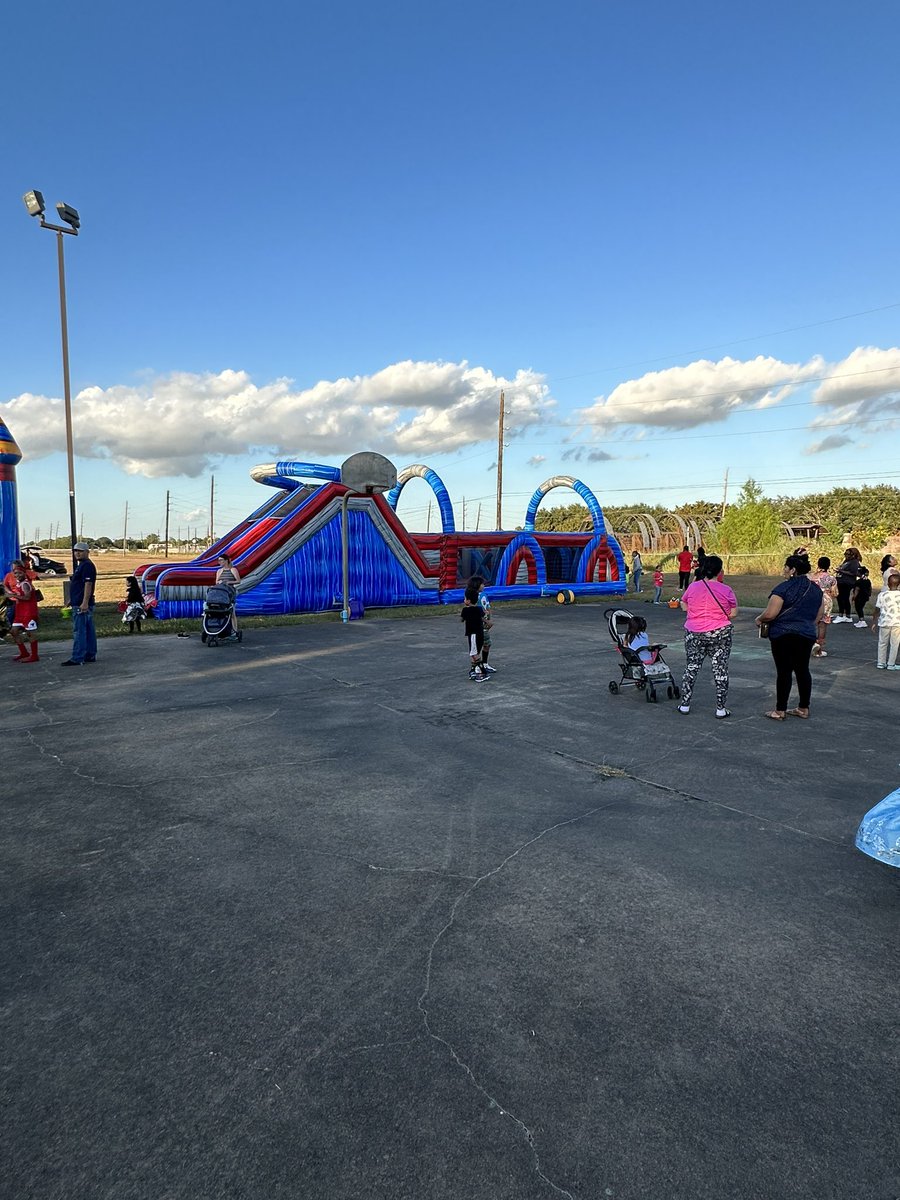 MissGreerClass's tweet photo. Fall Festival Fun!!!!!🍂@PetroskyPirates #setsail https://t.co/lffsLVbfrt