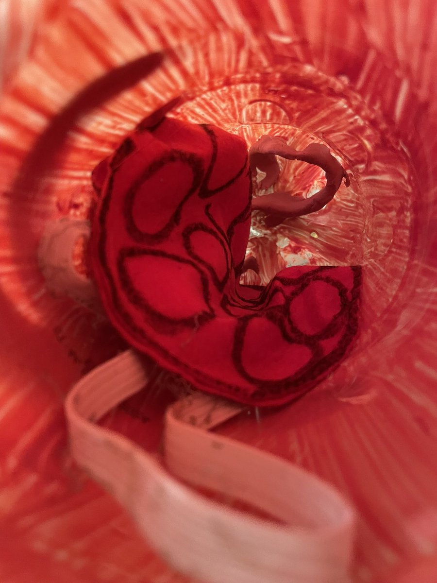 CATAVAORMD's tweet image. 💡 Hoy en el SkillLab de Ginecología y Obstetricia en @unisabana, nuestros estudiantes entrenaron en control de hemorragia obstétrica usando modelos de bajo costo ymateriales reciclados: ¡innovación frugal para una educación de calidad! #SimulaciónClínica #EducaciónMédica #obgyn