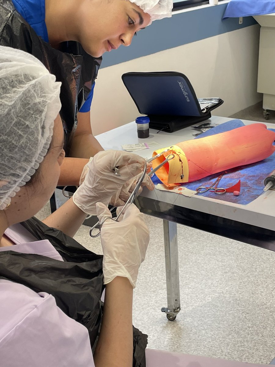 CATAVAORMD's tweet image. 💡 Hoy en el SkillLab de Ginecología y Obstetricia en @unisabana, nuestros estudiantes entrenaron en control de hemorragia obstétrica usando modelos de bajo costo ymateriales reciclados: ¡innovación frugal para una educación de calidad! #SimulaciónClínica #EducaciónMédica #obgyn