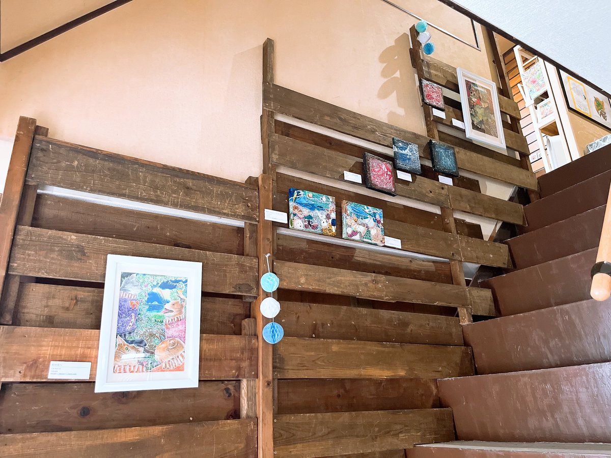 こまきあいかさんの個展、残り2日となりました！！

1F、2Fでの展示に加え、階段部分やトイレまで沢山の展示があるので、おすすめです。

是非、ご興味ある方はお越し下さい🙏