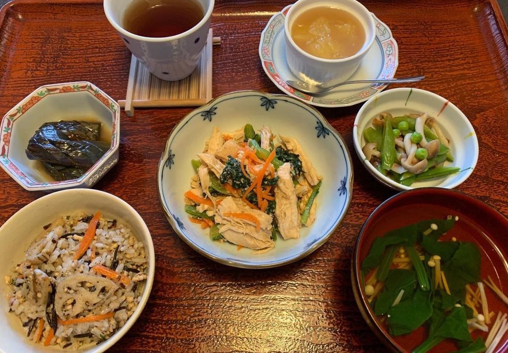 soumatour's tweet photo. 鶏むね肉と小松菜の和え物
りんご葛ゼリー
スナップエンドウとしめじの梅和え
そぼろとひじきの混ぜご飯 https://t.co/hDiFUmrkpx