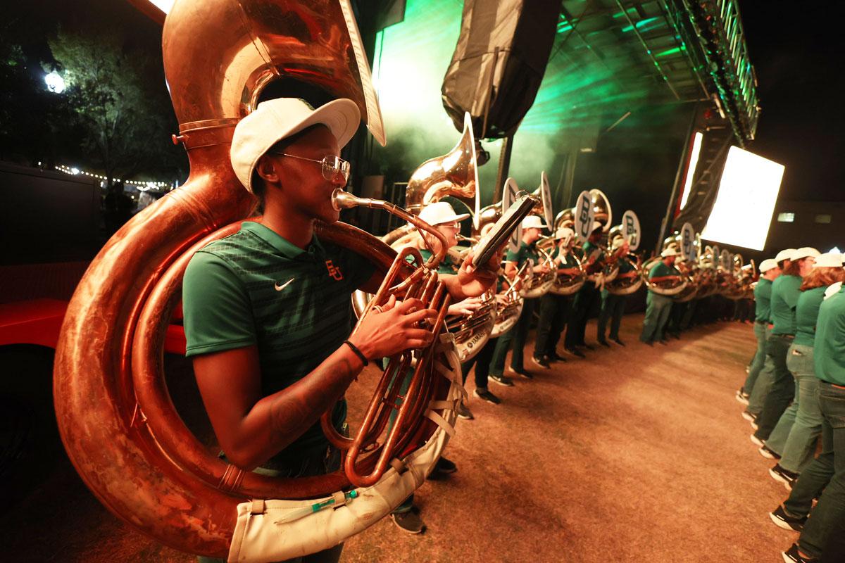 Baylor's tweet photo. #BaylorHomecoming Pep Rally = #SOMUCHSICEM 🐻🏈🎺📣💚💛 https://t.co/m1zZrizyfA