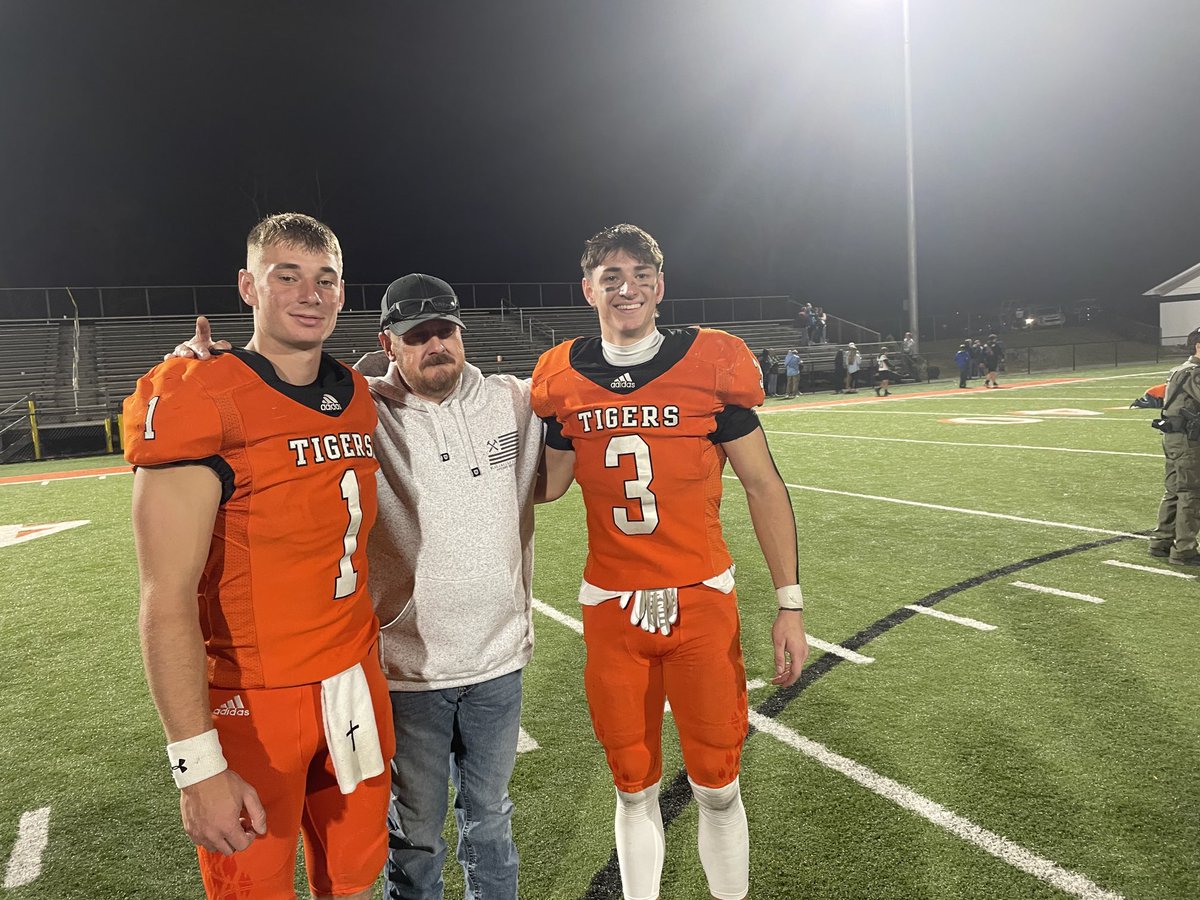 Greg_BHCSports's tweet photo. Final: Honaker 42, Patrick Henry 28. Record setting night for brothers Peyton and Avery musick. #hcfh https://t.co/KLg3TDM0bI