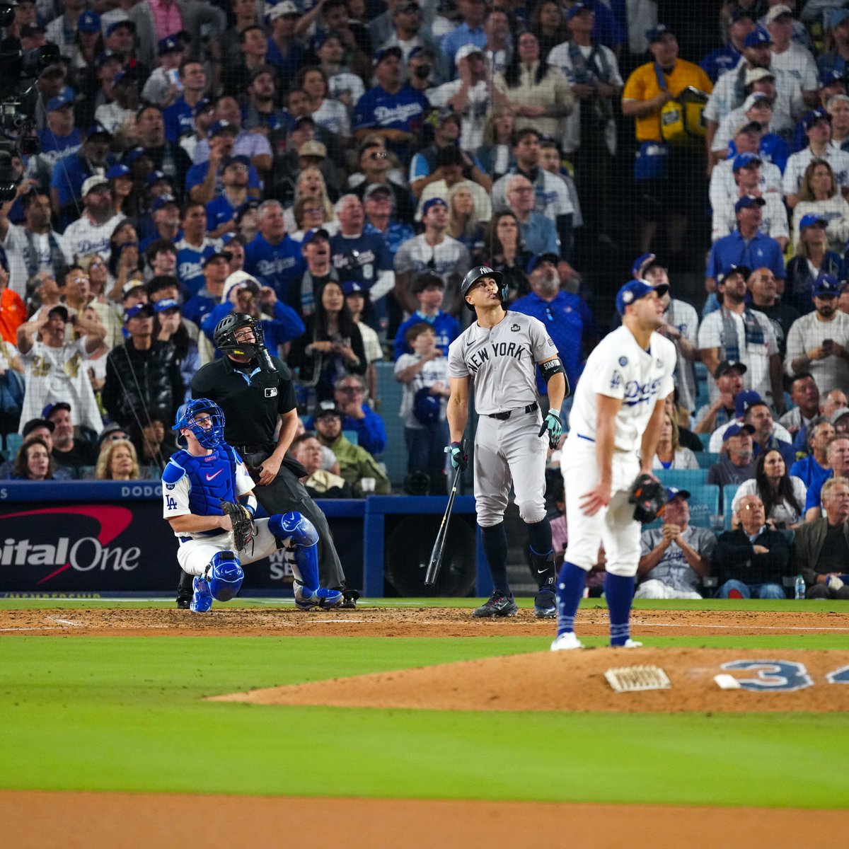 MLBONFOX's tweet photo. This photo goes hard. 🔥 https://t.co/hbB3vRKc9N