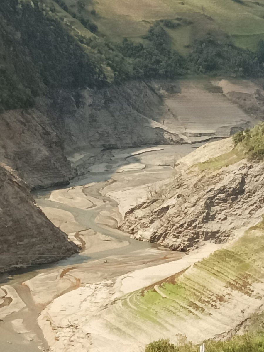 JXMos81's tweet image. Casi seco. A las 15:00 de este viernes así se encuentra el embalse de Mazar que provee de agua a las tres hidroeléctricas Mazar, Molino y Sopladora.