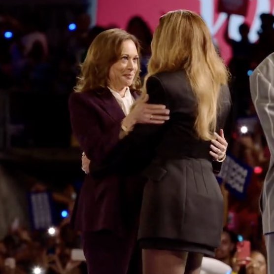 PopBase's tweet photo. Kamala Harris and Beyoncé share a hug in Houston. https://t.co/13erG8cbUU