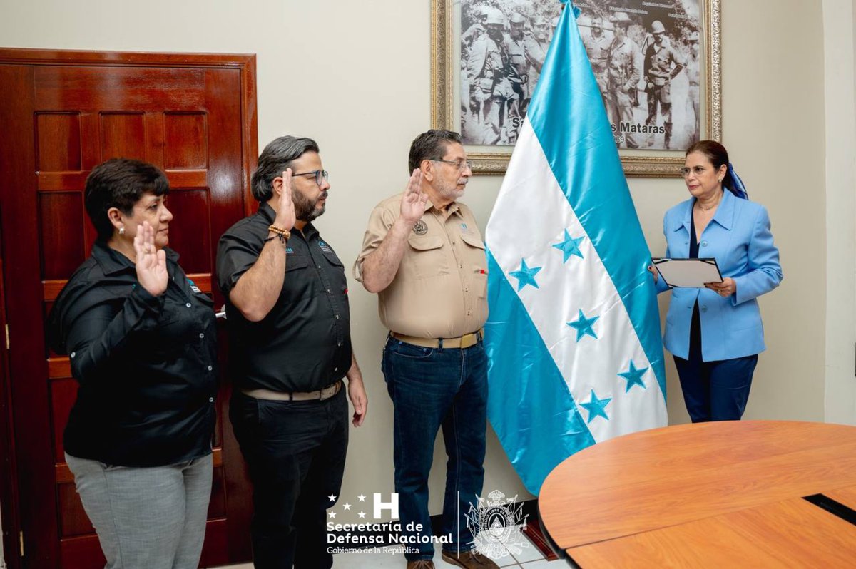 Sedenahn's tweet photo. Cumpliendo con el Marco Rector del Control Interno, la Ministra de Defensa, @riximga, en compañía del @vicesedenahn, Orlando Garner, juramentó a los miembros del Comité de Ahorro Energético #COAEE y a los nuevos miembros del Comité de Control Interno #COCOIN de la SEDENA. https://t.co/mkuTB9z8mH