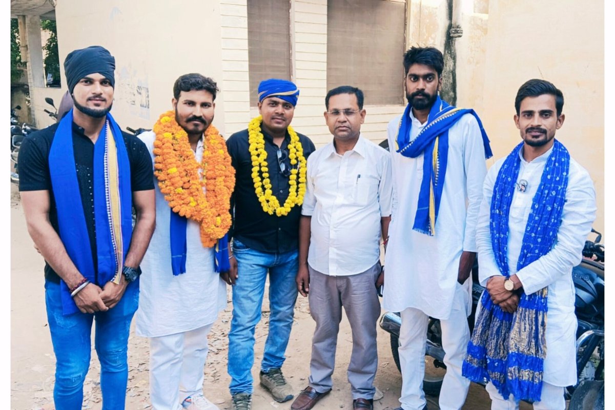 Sandeepsonkar8's tweet photo. #मिर्जापुर_उपचुनाव_मझवा_विधानसभा सीट से आजाद समाज पार्टी के प्रत्याशी यशस्वी #धीरज_मौर्या_जी ने आज नामांकन किया

जीत कि अग्रमी बधाई और मंगलकामनाएं 
🙏 🙏 💐 💐  
संदीप सोनकर 
पूर्व विधायक प्रत्याशी आजाद समाज पार्टी मिर्जापुर 
@BhimArmyChief @VinayRatanSingh https://t.co/xldJhmFvkJ