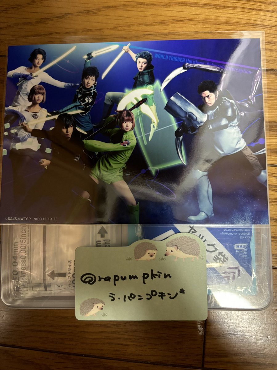 rapumpkin's tweet photo. 【交換】
ワーステ　ワールドトリガー
ダイカットメタリックステッカー
購入特典

譲）
武富桜子、柿崎国治、若村麓郎
B、C

求）
空閑遊真、香取葉子、出水公平
D

ステッカー優先で求めております
購入特典1⇄ステッカー3の交換も可能です
10/26、10/30、11/2（全てマチネ前後）でのお手渡しのみ https://t.co/5uWVuR2vun