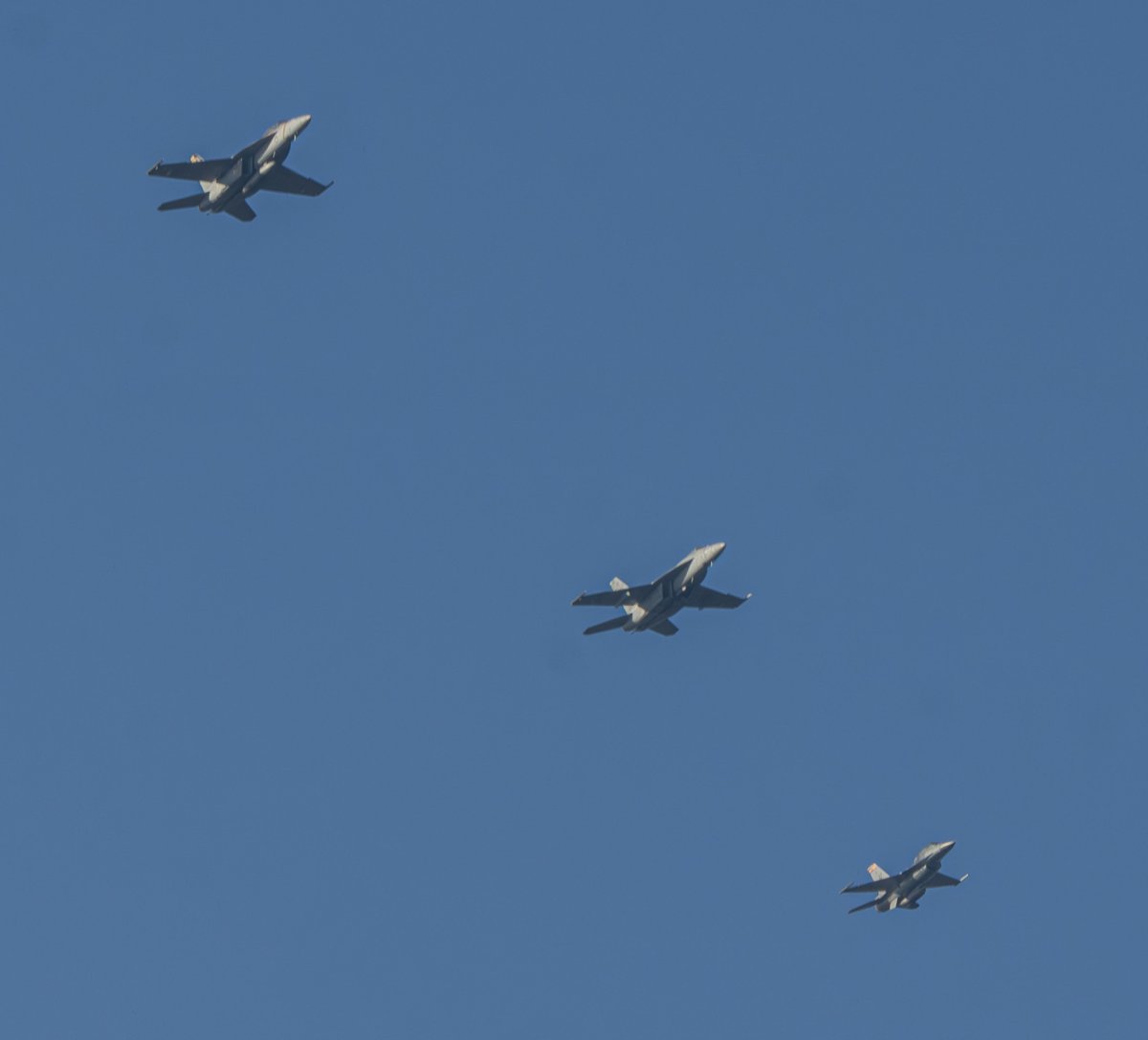 ShorealoneFilms's tweet photo. (1) US NAVY F/A-18’s &amp; a NAVY F-16 AGRS from AZ..HOLDING over my house ahead of the #2024WorldSeries GAME 1 opener. #NASLEMOORE #NASFALLON #FLYINGEAGLES #VFA122 #AvGeek #FLYNAVY 10-25-24 https://t.co/yLOkNUfP3s