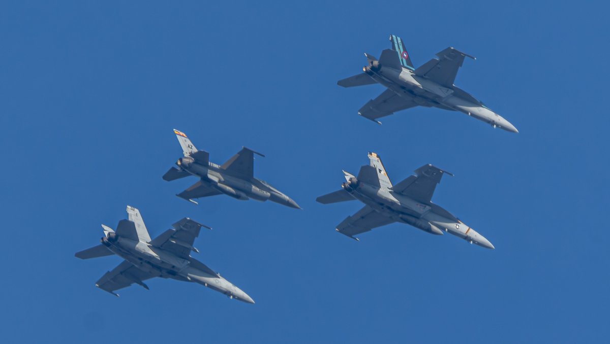 ShorealoneFilms's tweet photo. (2) US NAVY F/A-18’s &amp; a NAVY F-16 AGRS from AZ..HOLDING over my house ahead of the #2024WorldSeries GAME 1 opener. #NASLEMOORE #NASFALLON #FLYINGEAGLES #VFA122 #AvGeek #FLYNAVY 10-25-24 https://t.co/vntH4OnK9g