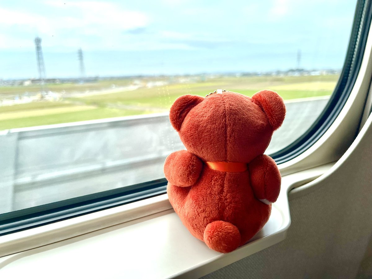mkcha_7227's tweet photo. Number_iのツアーTシャツ着たiLYsで溢れてた福井駅に、黄色のミヤケケンのカバン持って紛れるオタク🤣
推しは違えど、推しは尊く、推し活は正義🧡 サンドーム福井での Number_i ライブ楽しんできてください！わたしは福井脱出です🧸　＃三宅健  ＃アナミコン https://t.co/ptp5qALcS1