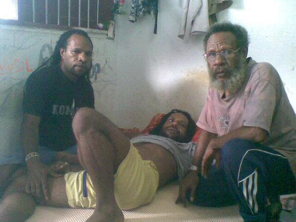 andreasharsono's tweet photo. Jefrai Murib, lelaki Papua yang dihukum seumur hidup sejak 2003 dengan pasal makar, dapat grasi dari Presiden Jokowi pada 2015 dari penjara Abepura, meninggal dunia pagi ini di Wamena. Jefrai terkena stroke dalam penjara, memilih hidup bujangan https://t.co/DDMArcZh1E https://t.co/Tc5ybY3HzV