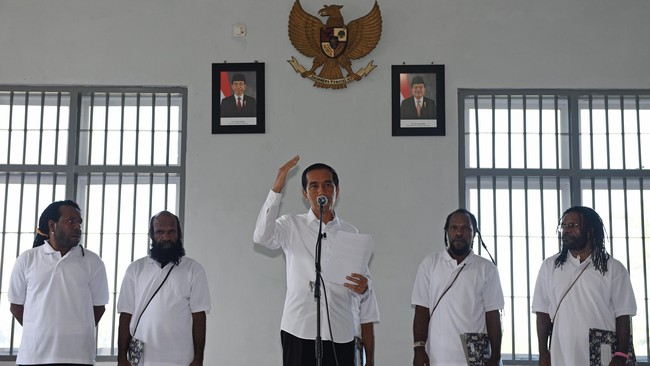 andreasharsono's tweet photo. Jefrai Murib, lelaki Papua yang dihukum seumur hidup sejak 2003 dengan pasal makar, dapat grasi dari Presiden Jokowi pada 2015 dari penjara Abepura, meninggal dunia pagi ini di Wamena. Jefrai terkena stroke dalam penjara, memilih hidup bujangan https://t.co/DDMArcZh1E https://t.co/Tc5ybY3HzV