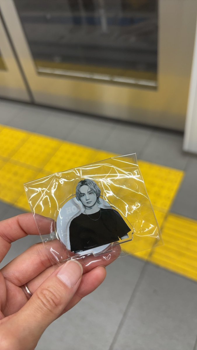 GoldXperience's tweet photo. LDH LIVE-EXPO 2024 グッズ ガチャ 交換 エキスポ

譲 吉野北人(写真のもの)
求 武知海青 ユニフォームラバーキーホルダー(画像赤丸のもの)

本日、15時以降現地にて交換可能です！ https://t.co/ELp1rLkMYd