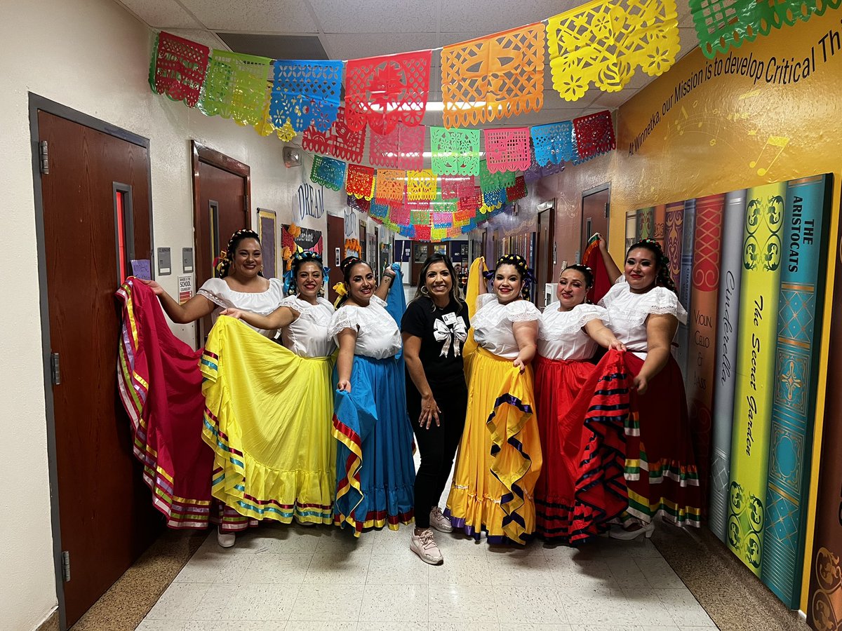 MsJove1's tweet photo. 📣 Shout out to my team for dressing up as #InsideOut, the pumpkin patch donation by New Vida church, the performance by @WinnetkaDISD mom’s club, and these amazing tacos from PTO! #FallCarnival https://t.co/I7lLbkh3hD