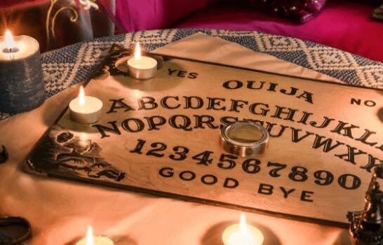 Hoy les traigo una historia que demuestra porque JAMÁS le tienen que preguntar a la Ouija cuando van a morir. Encima es un caso real y contando por una de las jóvenes que lo vivió:

Todo comienza con dos amigas a las cuales vamos a llamar Ana y Penelope+