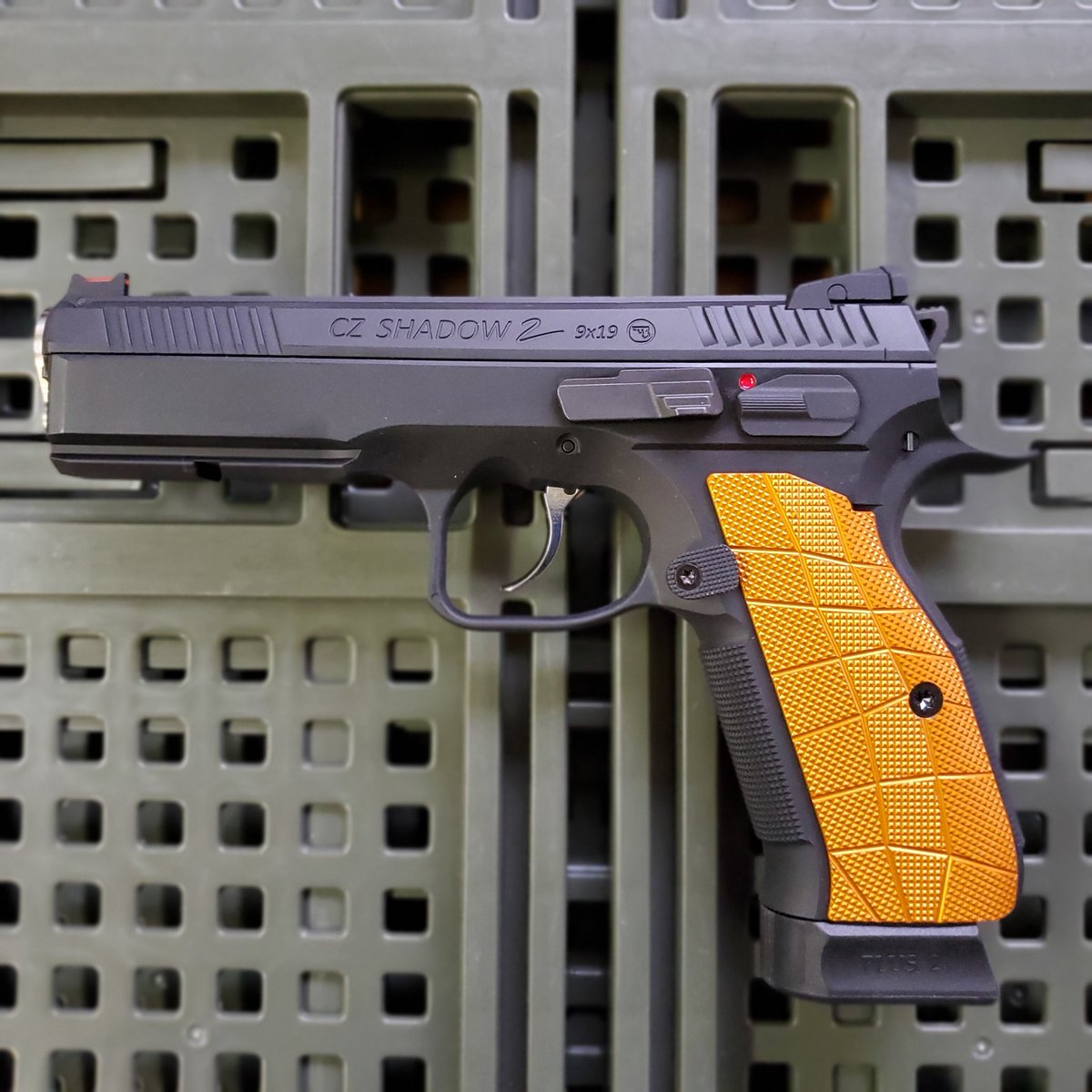 carbon8 @HatchCoLtd CZ SHADOW2 連投！ #LOKGRIPS はCZ用グリップに
