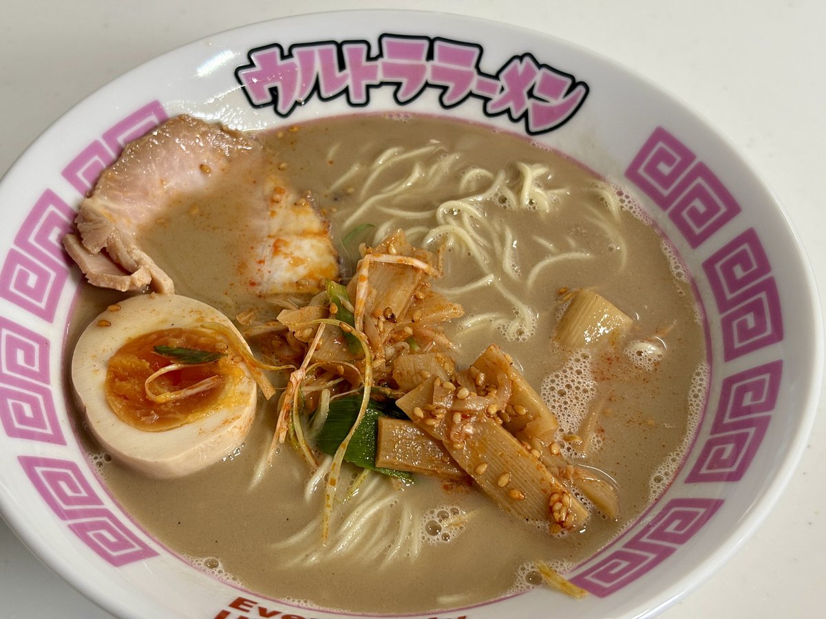 mplang_jp's tweet photo. 「九州豚骨ラーメン」試食。セブンで具を足して豪華なラーメンに。
スープも美味しいので替玉は必須です。是非お試しを。
ウルトララーメン大集合 
大和高座渋谷店 
大和市福田1869-3 ハイツKM前 
#大和 #高座渋谷 #ウルトララーメン https://t.co/mqqMaWfxWf