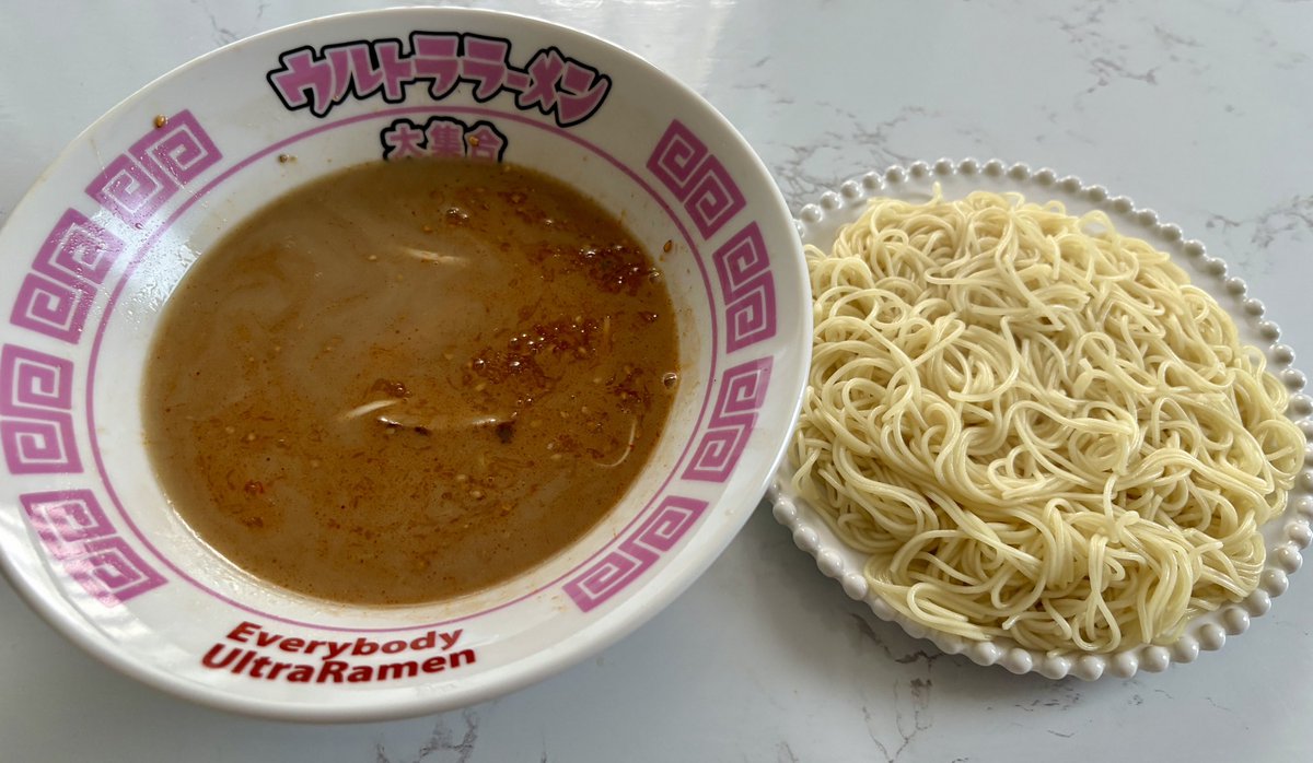 mplang_jp's tweet photo. 「九州豚骨ラーメン」試食。セブンで具を足して豪華なラーメンに。
スープも美味しいので替玉は必須です。是非お試しを。
ウルトララーメン大集合 
大和高座渋谷店 
大和市福田1869-3 ハイツKM前 
#大和 #高座渋谷 #ウルトララーメン https://t.co/mqqMaWfxWf