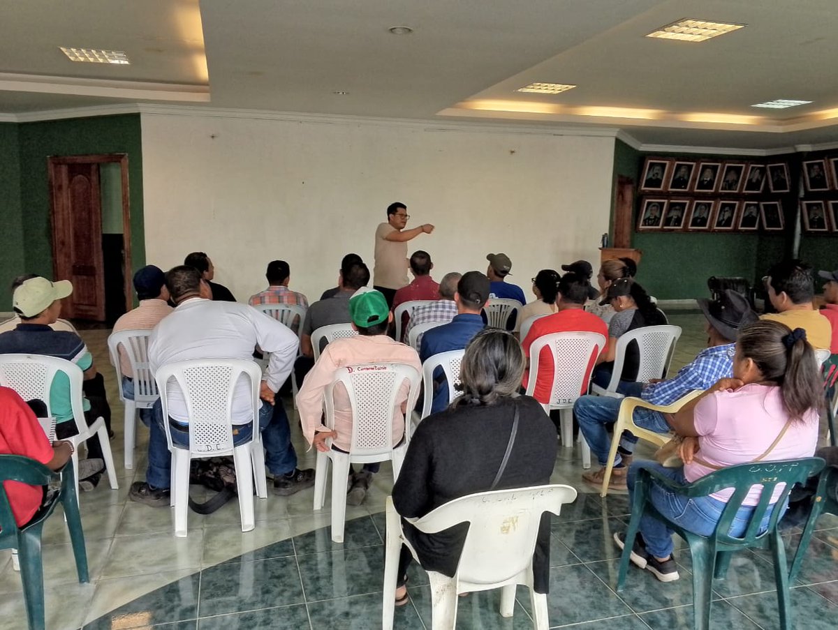 Agricultura_CZ5's tweet photo. #Guayas| En #Balzar entregamos 2 indemnizaciones de seguro agrícola por pérdida en cultivos de maíz 🌽 y socializamos el proyecto #CampoSeguro a líderes y presidentes de Asociaciones Agropecuarias. https://t.co/xxuV2bruet