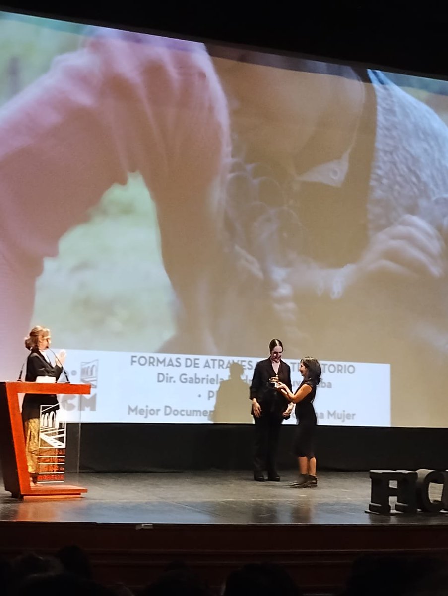 imcine's tweet photo. 🧵Hilo con las y los ganadores del @FICM. ¡Felicidades a todxs! 👏
🏆 PREMIO DE @MujeresCineyTV - Mejor Largometraje Documental realizado por una mujer.
🎞️'FORMAS DE ATRAVESAR UN TERRITORIO', de Gabriela Domínguez.
Con apoyo #FOCINE , @Est_Churubusco y #FONCA. https://t.co/eN1EjCDLUx