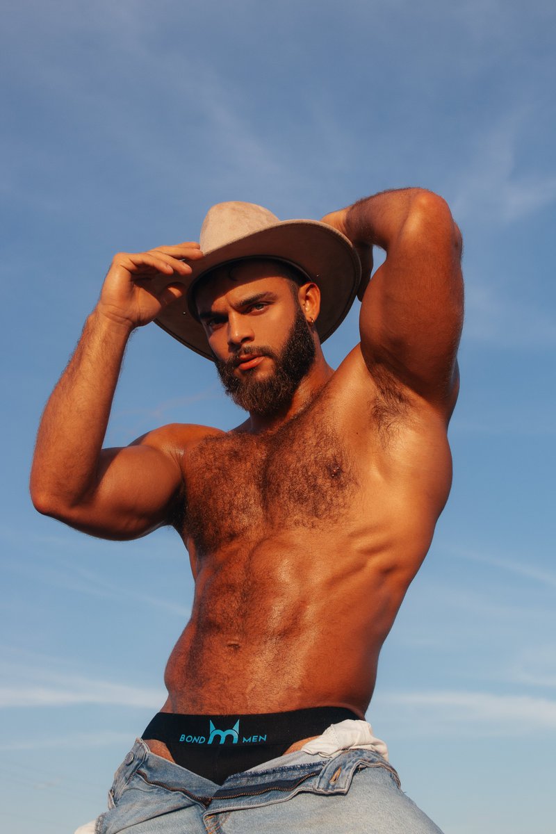 BondMen_'s tweet image. Designed to move with you, no matter the day. 🚀 #ActiveMan #BondmenEssentials #bondmen #bondmenstyle #bondman #menfashion #cowboy #hotmen
@luischiarelli @vncsfelix

Shop the undies here tbbondmen.com/products/black…