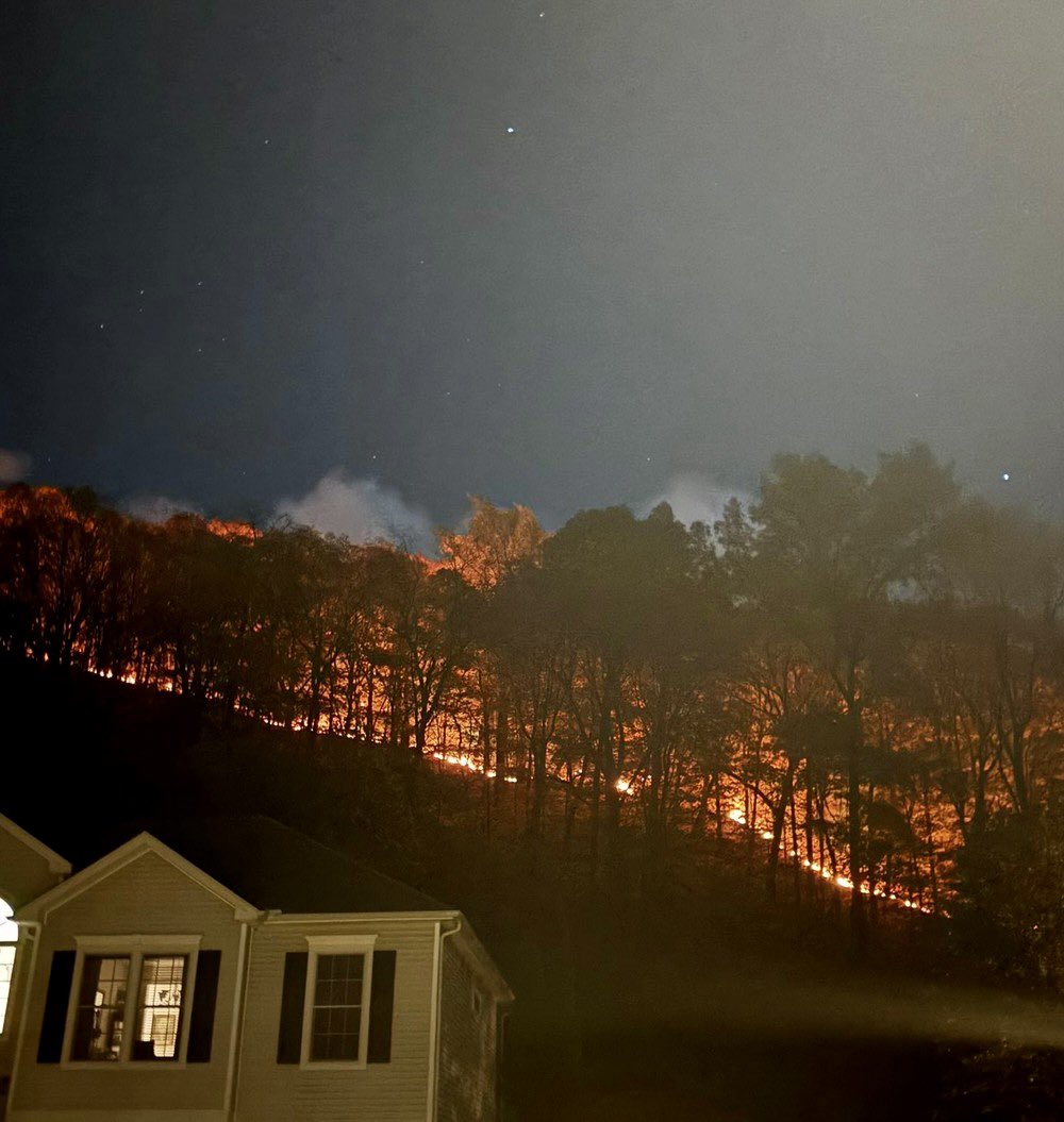 HotshotWake's tweet image. The Governor of Connecticut has declared a State of Emergency due to critical Fire weather and multiple fires burning in the state. 
#ctfire #ctwx #wildfire 
No rain is expected for at least 7-10 days and Red Flags are forecast through the weekend. Crews from multiple states and
