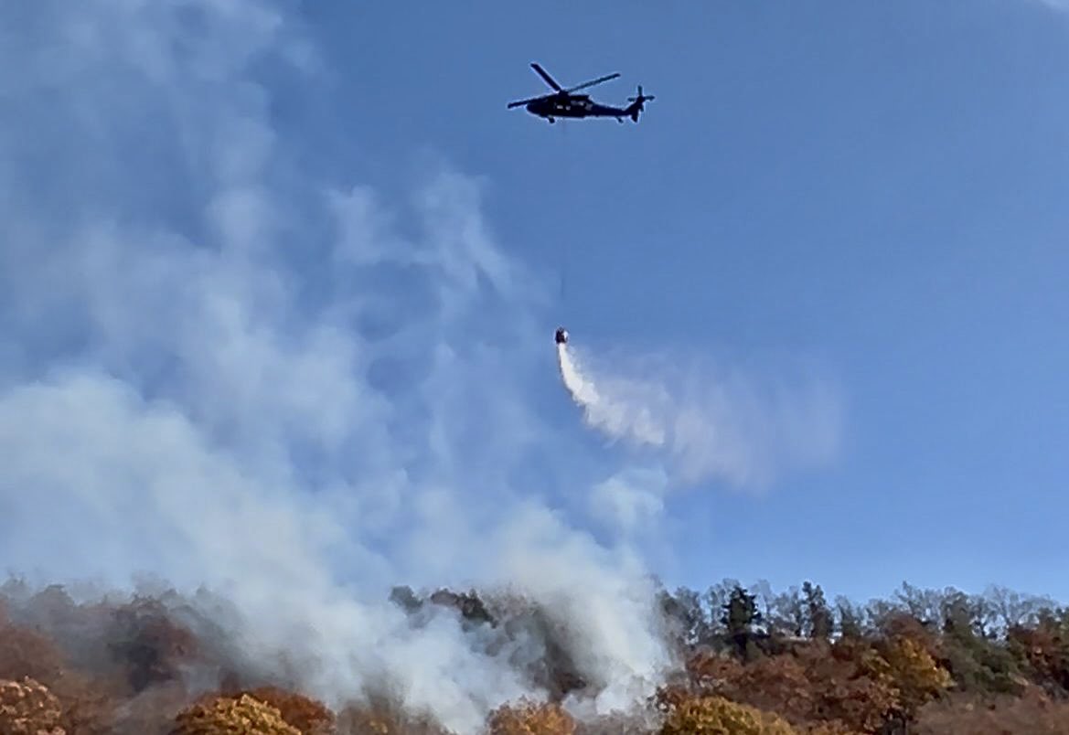 HotshotWake's tweet image. The Governor of Connecticut has declared a State of Emergency due to critical Fire weather and multiple fires burning in the state. 
#ctfire #ctwx #wildfire 
No rain is expected for at least 7-10 days and Red Flags are forecast through the weekend. Crews from multiple states and