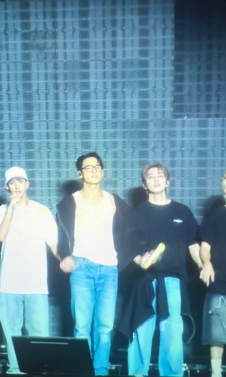 meaniesminwon's tweet photo. MINWON FINALLY HELD HANDS TODAY WTF 😭😭😭😭😭😭😭😭 https://t.co/0zaYPA0xoC