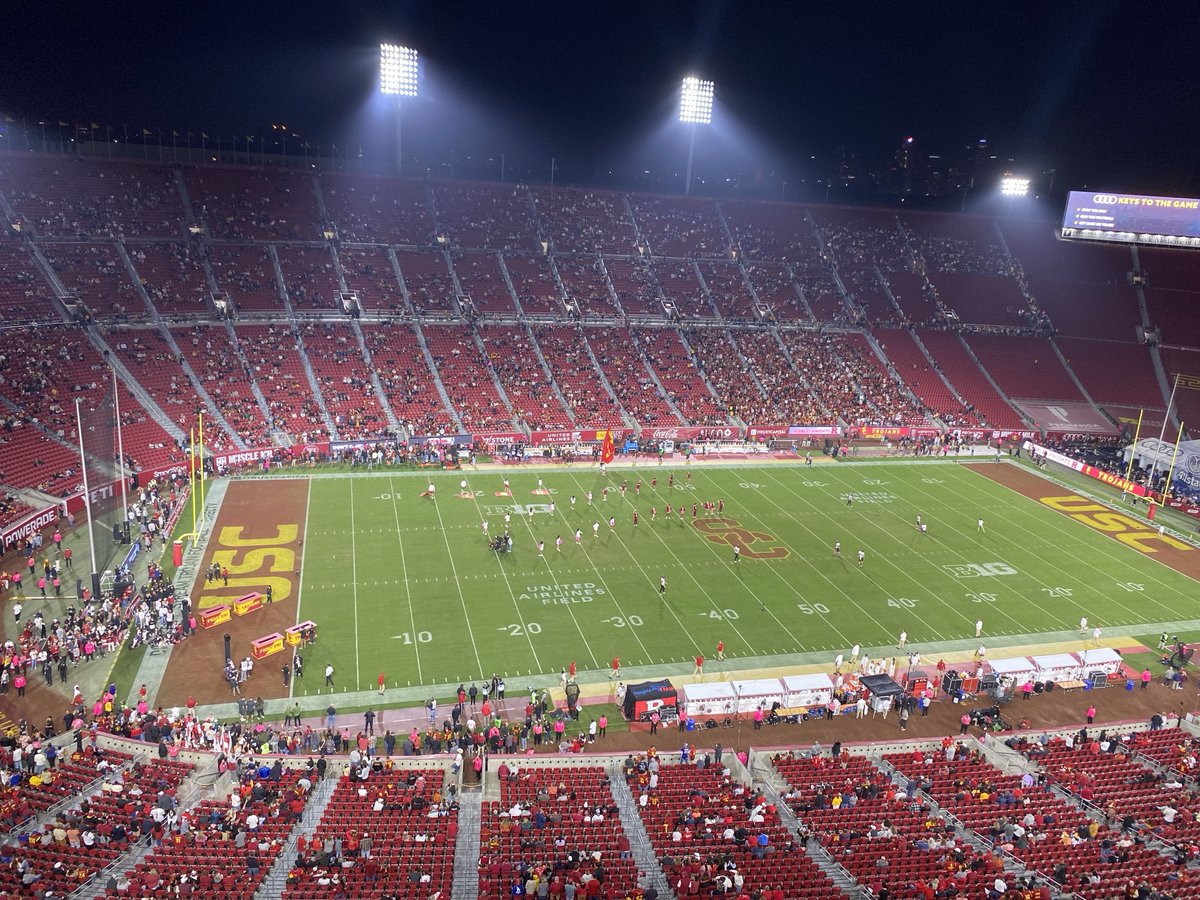 UnnecRoughness's tweet photo. A packed Coliseum for tonight’s clash between Rutgers and USC

(via @StevePoliti) https://t.co/5uUgMmk9dg