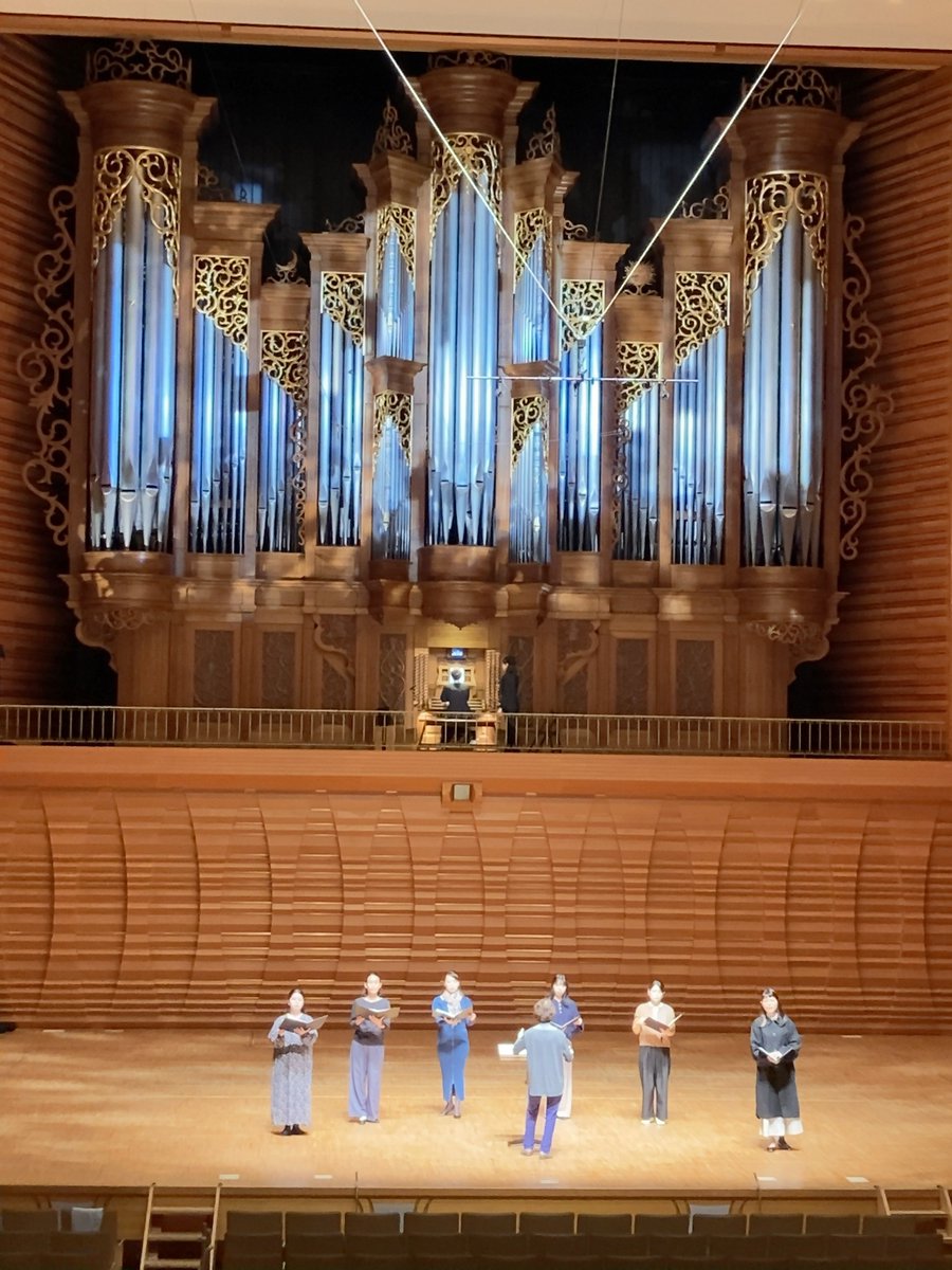 リハーサルは進み奏楽堂に天上の歌声が降り注いでおります。オルガン演奏は近藤岳先生、廣江理枝先生。ソプラノ野々下由香里先生、ピアノ松岡あさひ先生、古楽科ヴォーカルアンサンブルのみなさまをお迎えして《イン・パラディスム　楽園へ》とお誘いします。当日券ございます。ぜひお越しください！