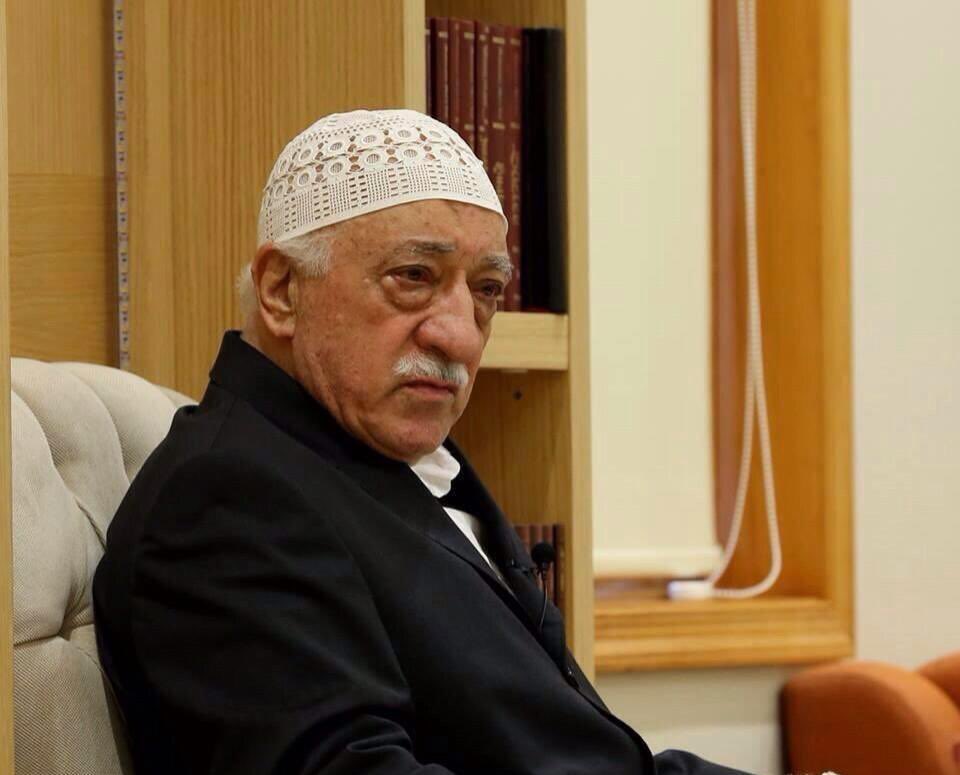 farukmercan's tweet photo. FETHULLAH GÜLEN HOCAEFENDİ’NİN SON GÜNÜ…

Fethullah Gülen Hocaefendi çarşamba günü hastaneye yatırılıyor. Hastane ortamlarını sevmediğinden perşembe günü hastaneden çıkmak istiyor. Normalde işlemler gayet iyi ilerliyor, hatta yanındakiler Hocaefendi’nin hastaneden çıkınca yeniden sohbetlerine başlayacağını düşünüyor.
 
Ancak vefat edeceği pazar günün sabahında enteresan bir olay gerçekleşiyor.  Hocaefendi, hastane odasında beyaz saçları ve sakalları olan bir doktora yaşını soruyor. Doktor çok genç, ama saçları erken beyazlamış. Doktor yaşını söylüyor. Sonra yanında bulunan Cevdet Türkyolu’na dönüyor. Cevdet Bey yaşını söylüyor. Sonra Hocaefendi şöyle devam ediyor:
 
“Ben 86 yaşındayım. Allah bana da bu kadar ömür verdi…” Sonra hastalıkların verdiği beden yorgunluğundan bahsediyor: “Ama sizlerle olmaktan çok bahtiyarım” diyor.
 
Öğlen vakti, Hocaefendi bir ilaç istiyor. Bu ilaç biraz geç gelince, “Bu ilacın hazırlanması bu kadar uzun mu sürer” diye latife yapıyor. 
 
Aynı günün akşamında Hocaefendi biraz gezdirilmek üzere hastane odasından çıkarılıyor. Dışarıda rahatsızlanınca hemen odaya getiriliyor ve yatağa yatırılıyor. İki defa kalp masajı yapılıyor, yaklaşık 10 kişilik bir tıbbi ekip müdahale ediyor. Ancak netice alınamıyor. 
 
Son zamanlarda Hocaefendi daha sık hastaneye gidiyordu. Son gidişi dahil; yerli ve yabancı çok güçlü ve ehil bir doktor ekibinin gözetiminde idi. Önemli bir kısmını tanıyorum. Ne kadar manidardır ki, Hocaefendi’nin yerli tıbbi ekibinin başında bir kadın doktor vardı. Daha 1966’da İzmir’e gitmeden Edirne’de iken kadınlara da vaaz vermeye başlayan ve hayatı boyunca kız çocuklarının okumasına ayrıca önem veren Hocaefendi’ye ne kadar yakışan bir tavır…
 
Cevdet Bey ve Hocaefendi’nin hizmetinde bulunan talebeleri de bu vazifelerini müstesna bir şekilde icra ettiler. Hususiyle yıllardır Hocaefendi’nin gölgesi gibi hizmetinde bulunan Cevdet Bey ve son yıllardaki büyük fedakârlığı ile Muhammed Yeşilyurt… Hocaefendi vefatından bir gün önce talebesi Muhammed’in son yıllardaki hizmetini hayırla yad ediyor. Bir kaç defa; “Bu dairede herkes ile helalleştim; Cevdet hariç…” diyor. 
 
Bu vesileyle çok yakın bir zamanda ögrendiğim bir hususu sizinle paylaşmak istiyorum. Birkaç yıl önce Hocaefendi, Hizmet’in istişare heyetinde bulunan kişileri davet ediyor ve onlara şöyle diyor: “Cevdet size bir şey anlatacak.”
 
Cevdet Bey, karşıdaki ekrana yansıtarak, malvarlığı ile alakalı tek tek açıklama yapıyor. Sonunda Hocaefendi, “Arkadaşlar, işte Cevdet bu… Şimdi herkes istediği soruyu sorsun…” diyor. O gün herkes için bu mesele orada, Hocaefendi’nin huzurunda kapanmış oluyor.
 
Çok iyi hatırlıyorum. Bir gün Hocaefendi salonda otururken şöyle dedi: “Arkadaşlar arasında vifak ve ittifak (birlik ve beraberlik) olmadığına dair bir şey duyunca bu beni çok yaralıyor…” O günkü büyük üzüntüsünü müşahede etmiştim. 
 
Eğer Fethullah Gülen Hocaefendi’nin yazılı bir vasiyeti olsaydı, zannediyorum en başa bunu koyardı.
 
Bana Hocaefendi’yi iki kelime ile tarif et derseniz, “O, bir şefkat ve merhamet insanı idi” derim. Hocaefendi çok affedici idi. Bugün kampta Cuma hutbesinde ifade edildiği gibi, “Bu dünya darılma dünyası değil, dayanma dünyasıdır” diyordu.
 
Dargınlık ve kırgınlıkların hemen telafi edilmesini isterdi. Zannediyorum Hocaefendi’nin hatırasına en büyük saygı, bu prensibin icra edilmesi olacak.
 
Hiçbir dargınlık ve kırgınlığın Hocaefendi’nin hatırasından ve Hizmet düşüncesinden daha önemli olduğunu düşünmüyorum. 
 
İnsanlar farklı fıtratlarda yaratılmıştır, ama herkes Hizmet düşüncesini en öne alınca, istişare ile halledilmeyecek bir mesele kalmıyor. Son zamanlarda, Hizmet dairesi içindeki bütün müşahedem de bu istikamettedir. Endişeniz olmasın.