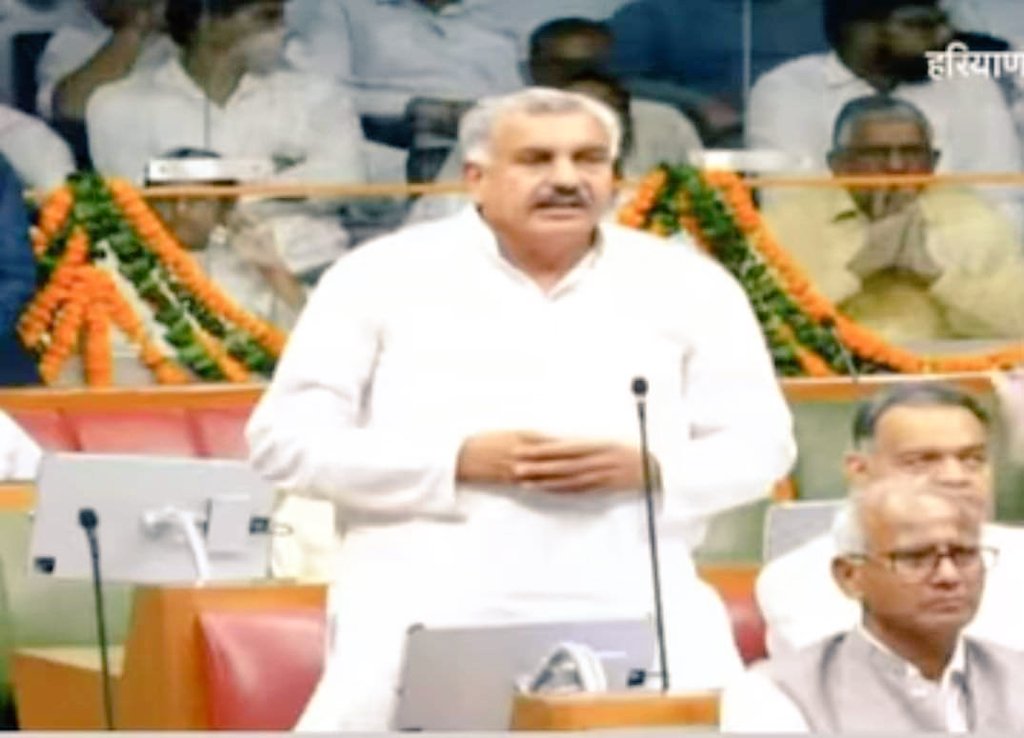 LSalemgarh's tweet photo. ये तस्वीर व विधानसभा की कुर्सी बहुत कुछ बयां करती है!लम्बी दोस्ती,वफादारी,लम्बा संघर्ष,ईमानदारी और कठोर तपस्या।
चौधरी कुलदीप बिश्नोई के संघर्ष साथी नलवा से लोकप्रिय विधायक रणधीर पनिहार को आज विधानसभा में देखकर बहुत खुशी हुई @bishnoikuldeep @BJP4India @BJP4Haryana @randhirpanihar https://t.co/VuenJKgYph