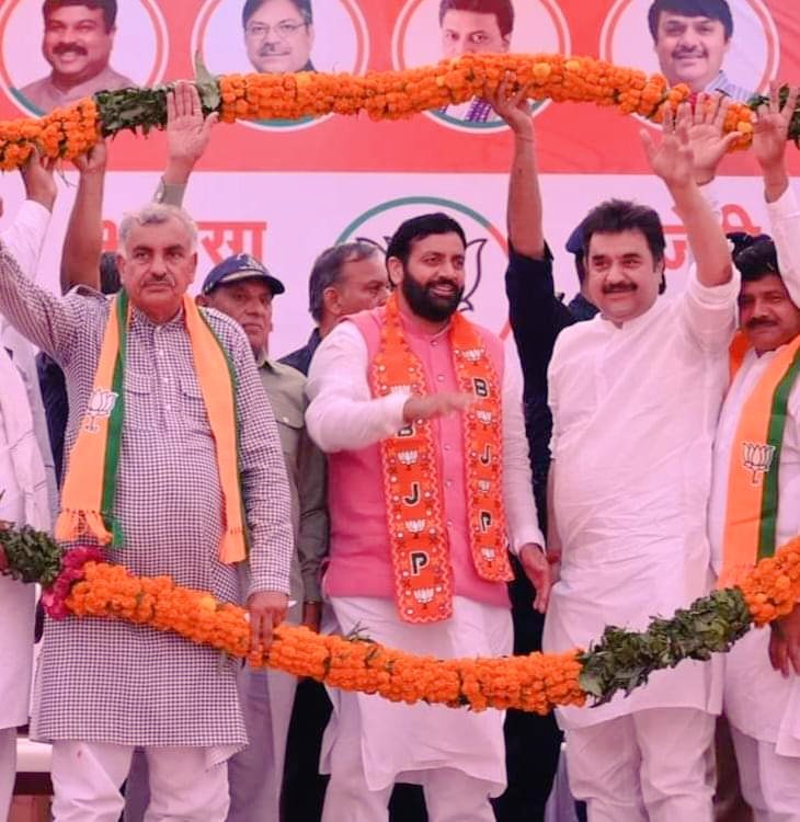 LSalemgarh's tweet photo. ये तस्वीर व विधानसभा की कुर्सी बहुत कुछ बयां करती है!लम्बी दोस्ती,वफादारी,लम्बा संघर्ष,ईमानदारी और कठोर तपस्या।
चौधरी कुलदीप बिश्नोई के संघर्ष साथी नलवा से लोकप्रिय विधायक रणधीर पनिहार को आज विधानसभा में देखकर बहुत खुशी हुई @bishnoikuldeep @BJP4India @BJP4Haryana @randhirpanihar https://t.co/VuenJKgYph