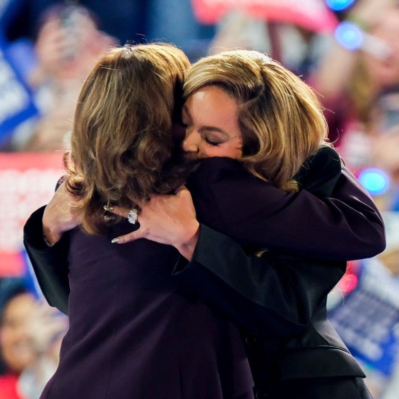 archivekamala's tweet photo. This hug— what a beautiful moment! 💛

📸: F. Carter Smith https://t.co/fxoc51UWL1