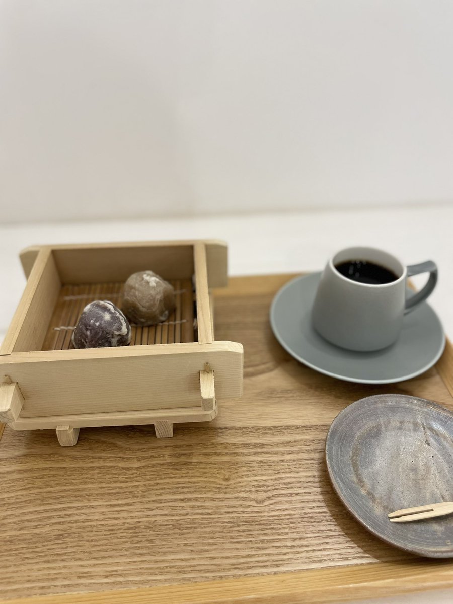 大手まんじゅうカフェ

暮らしと珈琲さんと大手まんじゅうがコラボしたお店

大手まんじゅう専用に焙煎した珈琲を頼んだ

杉っぽさが大手まんじゅうと相性良い