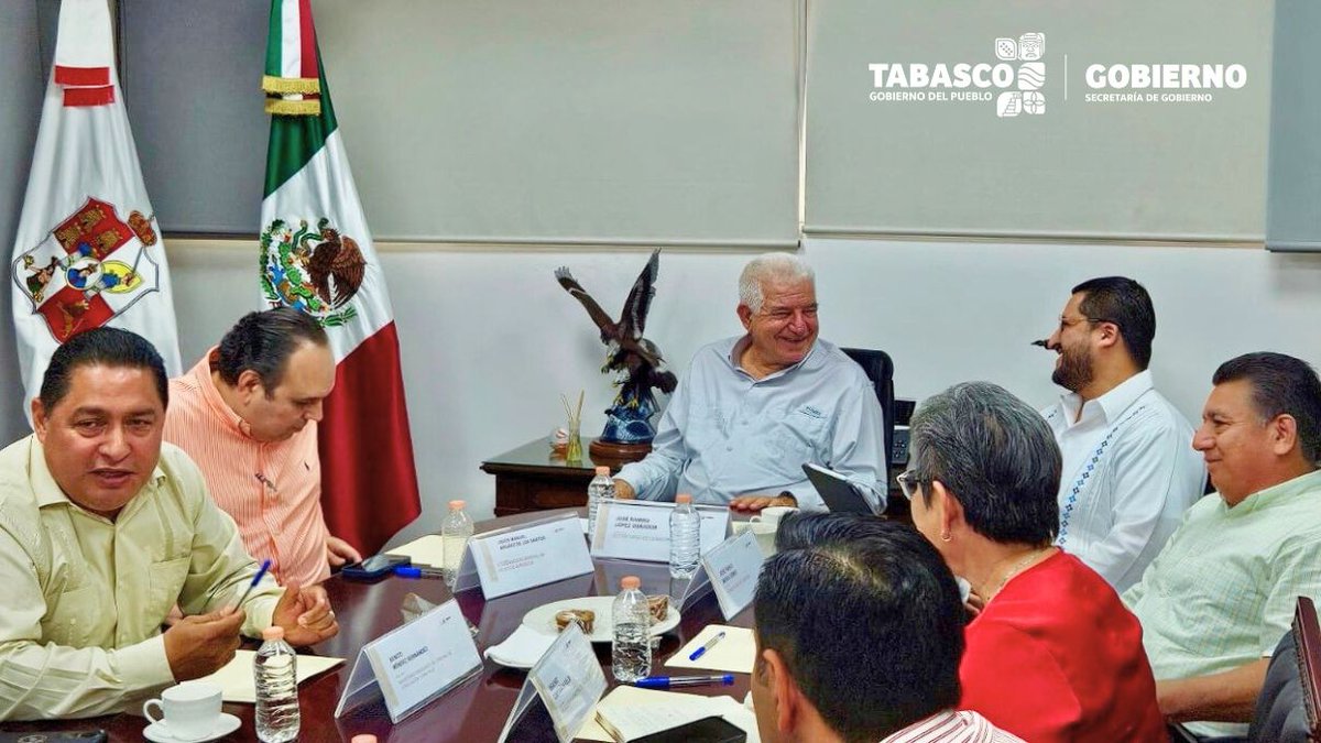 El día de hoy, el Secretario de Gobierno, José Ramiro López Obrador, se reunió con las y los  Presidentes Municipales de los 17 Ayuntamientos del Estado, con el propósito de abordar temas de interés político y social que le conciernen a la ciudadanía.