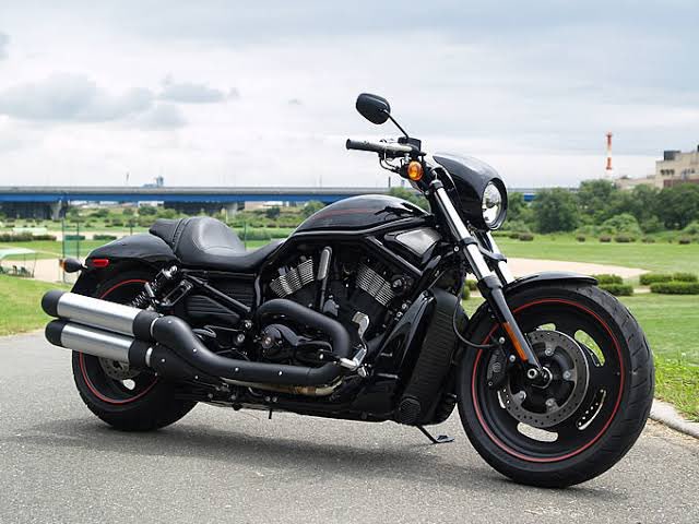 小柄な子がデカいバイク乗り回してるの凄く「ヘキ」を感じる マリー