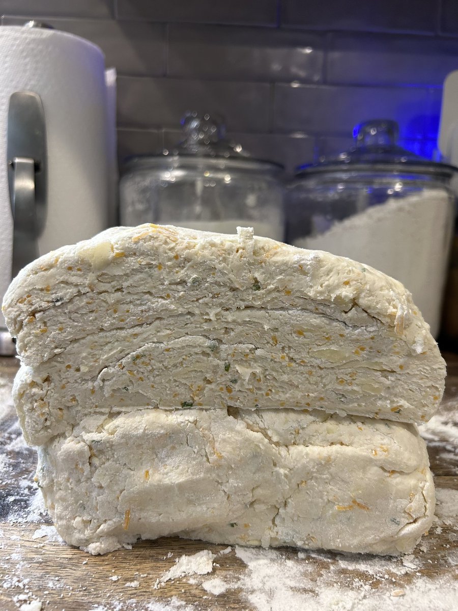 melt in your mouth cheddar &amp; chive cream biscuits.🤌🏾