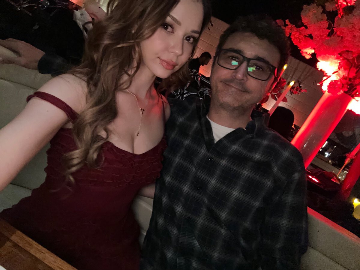 summit1g's tweet image. Me and the girly @itslilchipmunk .

I look like a thumb and she looks incredible as usual.