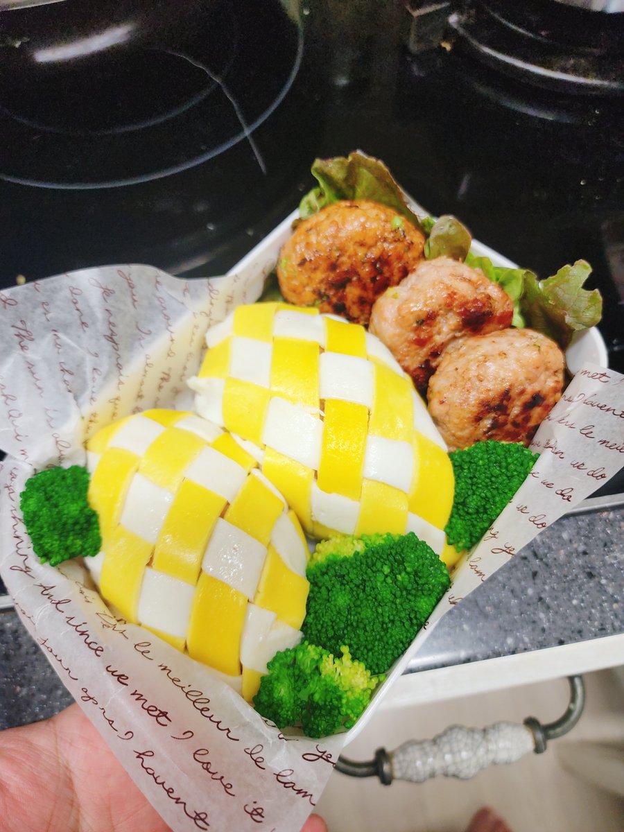 가끔
오므라이스 어케만든거에요
라는 질문을 받는데
별거없고

1. 달걀 흰자 지단/노른자 지단을 부친다
2. 길게 잘라준다
3. 바구니 만들듯 엮어준다
4. 밥위에얹어준다
5. 짜쟌 끝