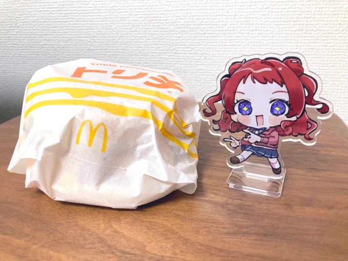 初めてマスグッズ作りましたキラキラ目で報告してくれる咲季です 両面あるよ!台座が小さくて干渉しづらく、持ち運びしやすいよ!#アイマスエキスポ day1に持って行きます! 