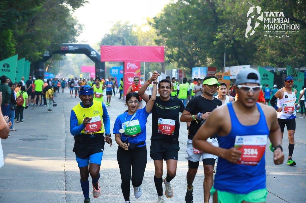 aaru_serious's tweet photo. Look Dad, us from 20 years ago @rakeshbhandari ❤️ 

#marathon #tatamumbaimarathon https://t.co/JteRrI0yII