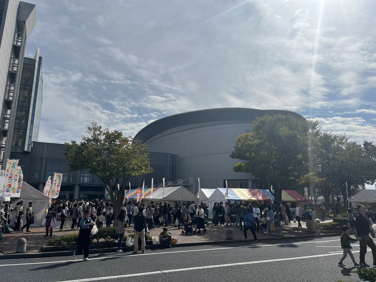 youjiro1228's tweet photo. 時間があったので、懐かしのBIG SHIPに行ってみたらすんごいイベントやってた
秦くんSignedPop以来のコンベンションセンター、かな🤔
お昼食べて最終目的地にGOですよ
#秦基博
#signedpop https://t.co/f9LQR2xT1T